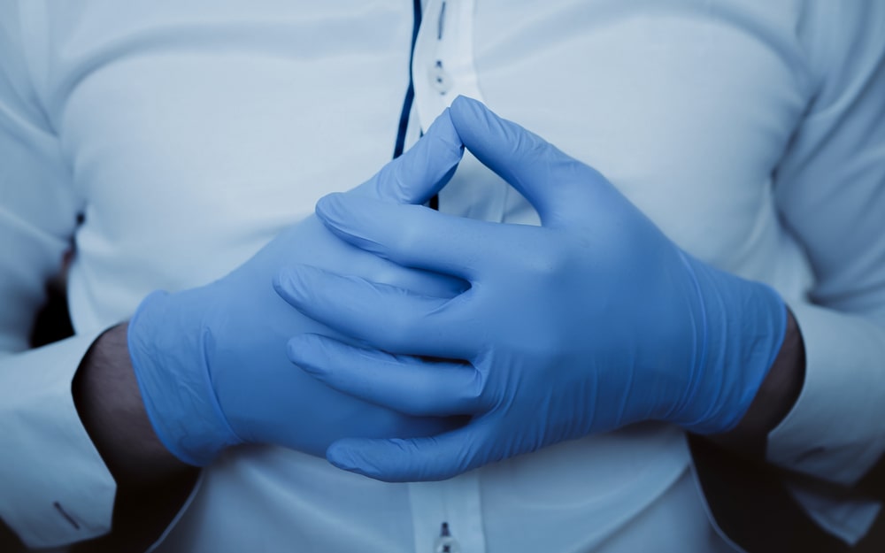 Colegios Farmacéuticos distribuyen pantallas protectoras y mascarillas a sus colegiados