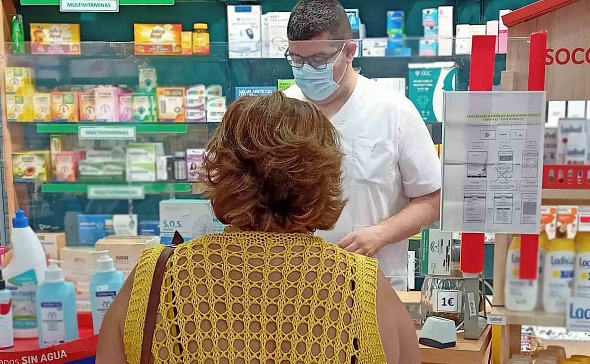 Antonio Hoys en la farmacia