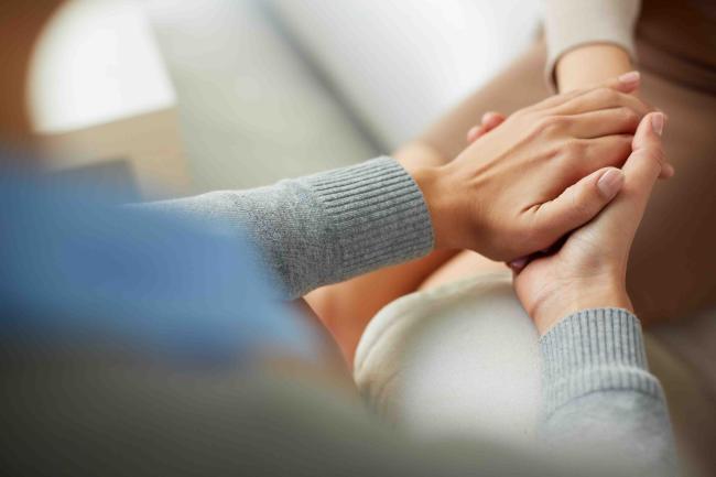 Cuidando al cuidador: atención a los familiares y cuidadores de personas con Alzheimer Cuidando al cuidador: atención a los familiares y cuidadores de personas con Alzheimer
