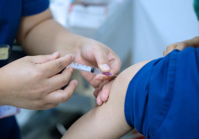 Enfermeros de Girona vacunan contra la gripe en las farmacias Enfermeros de Girona vacunan contra la gripe en las farmacias