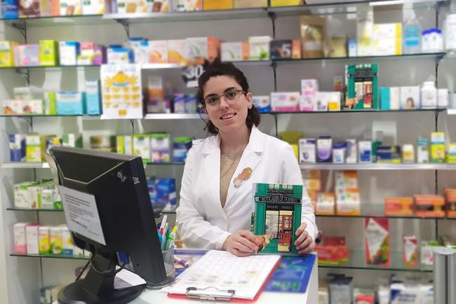 Raquel Pardo: “Una década detrás del mostrador deja un sinfín de anécdotas e historias que sería una pena que se perdieran sin más” Raquel Pardo: “Una década detrás del mostrador deja un sinfín de anécdotas e historias que sería una pena que se perdieran sin más”