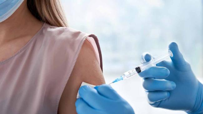 Los farmacéuticos se vacunan contra la COVID-19 en España Los farmacéuticos se vacunan contra la COVID-19 en España