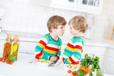 Los farmacéuticos de Pontevedra, contra la obesidad infantil Los farmacéuticos de Pontevedra, contra la obesidad infantil