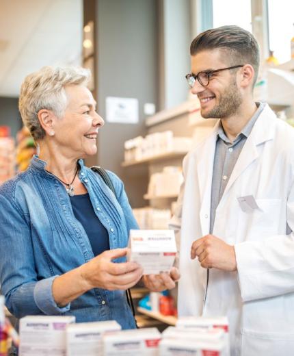 Claves para Implementar un Programa de Fidelización Efectivo en tu Farmacia  Farmacéutico hablando y asesorando a un paciente en la farmacia