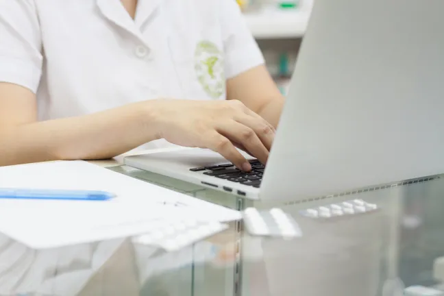 Farmacovigilancia: la posición de los farmacéuticos al generar informes sobre reacciones adversas a los medicamentos