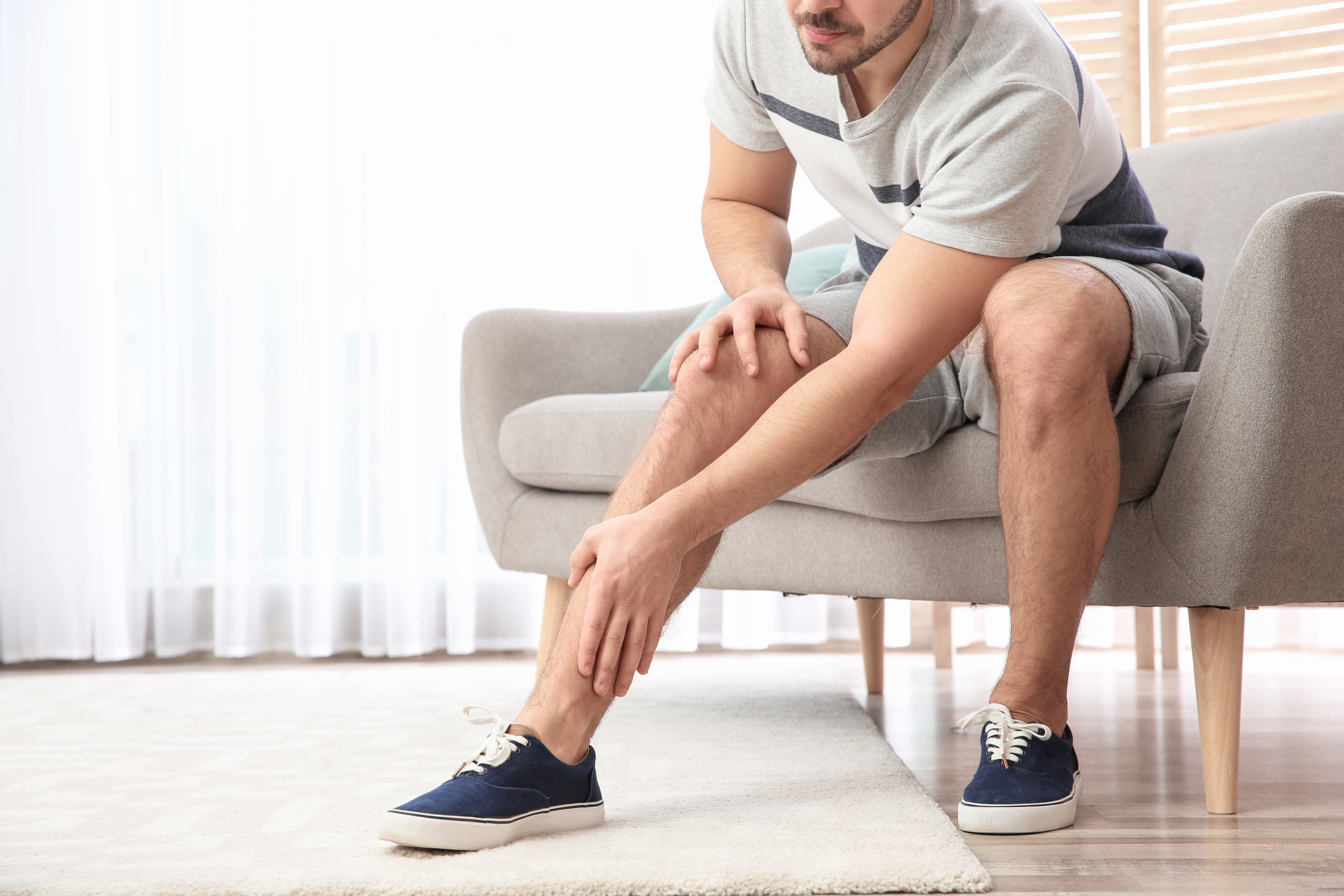 Por qué se produce el síndrome de piernas cansadas